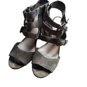 9M Vince Camuto  suede Olive green heeled sandals